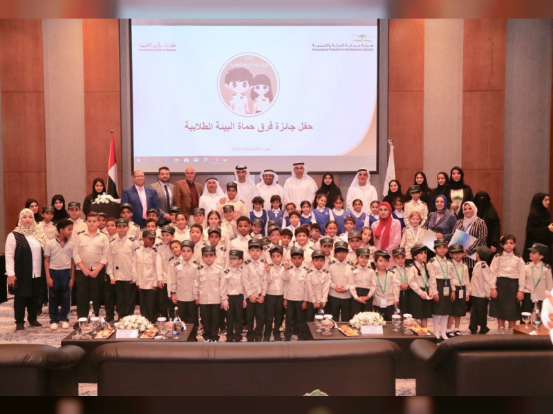 Read more about the article الزيودي يكرم المدارس الفائزة بجائزة فرق حماة البيئة الطلابية في رأس الخيمة